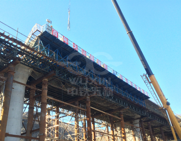 Ván khuôn dầm đổ tại chỗ tuyến thành phố Vũ-Xián, Cục số 11 Đường sắt Trung Quốc