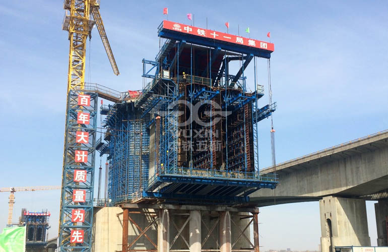 Giàn giáo di động (giá treo vượt)