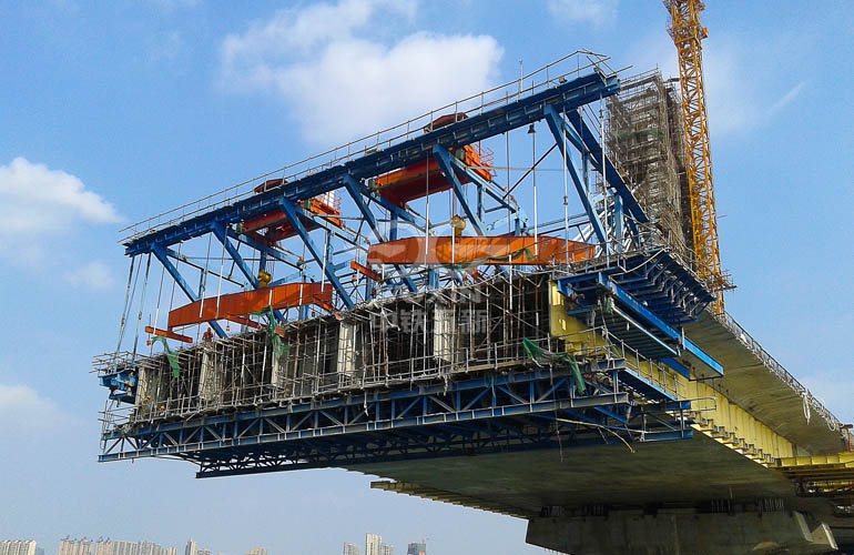 Giàn giáo di động (giá treo vượt)