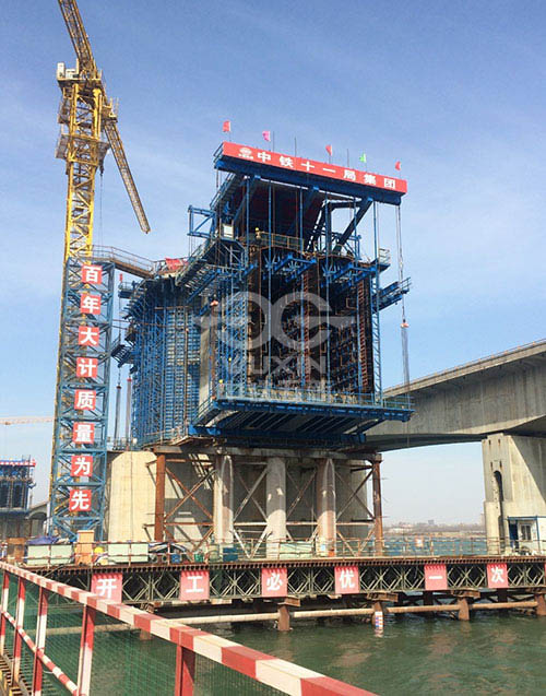 Giàn giáo di động (giá treo vượt)